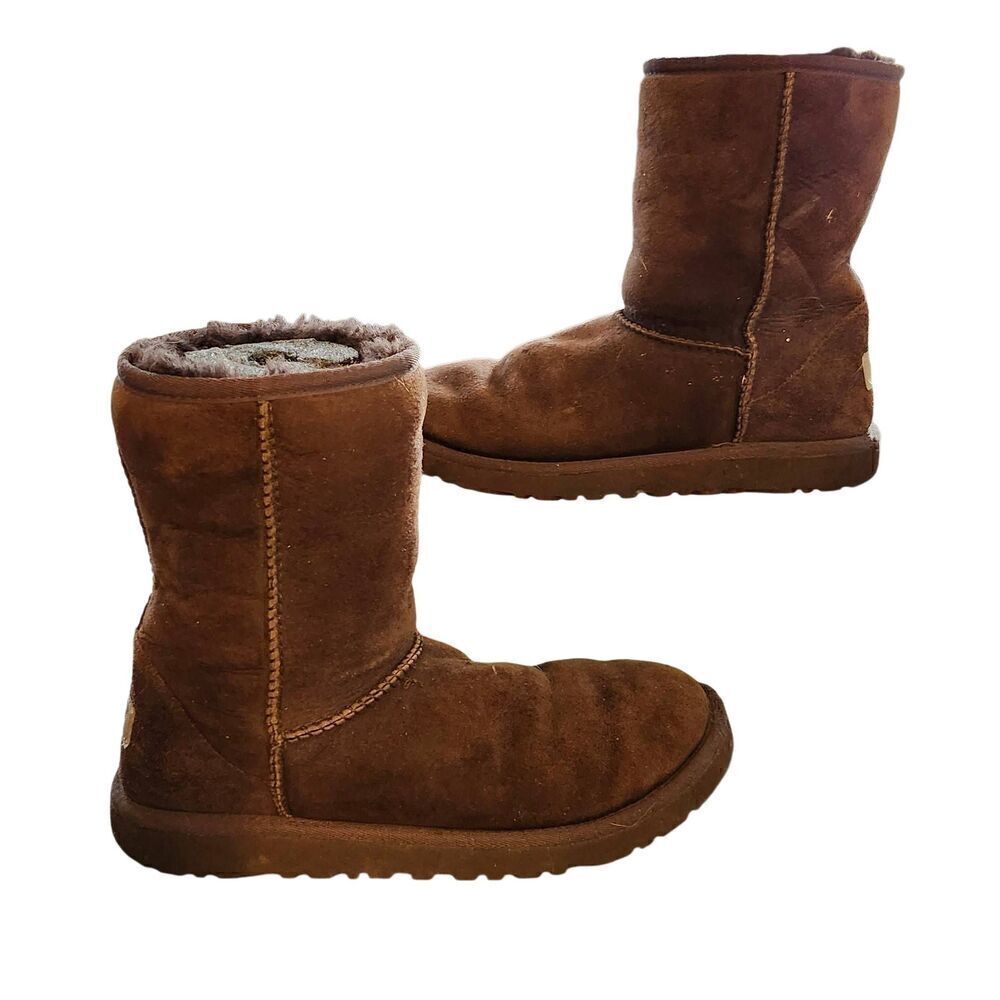 UGG Australia Classic Short 5251Y Boot Brown Size 6 In Very Good Condition